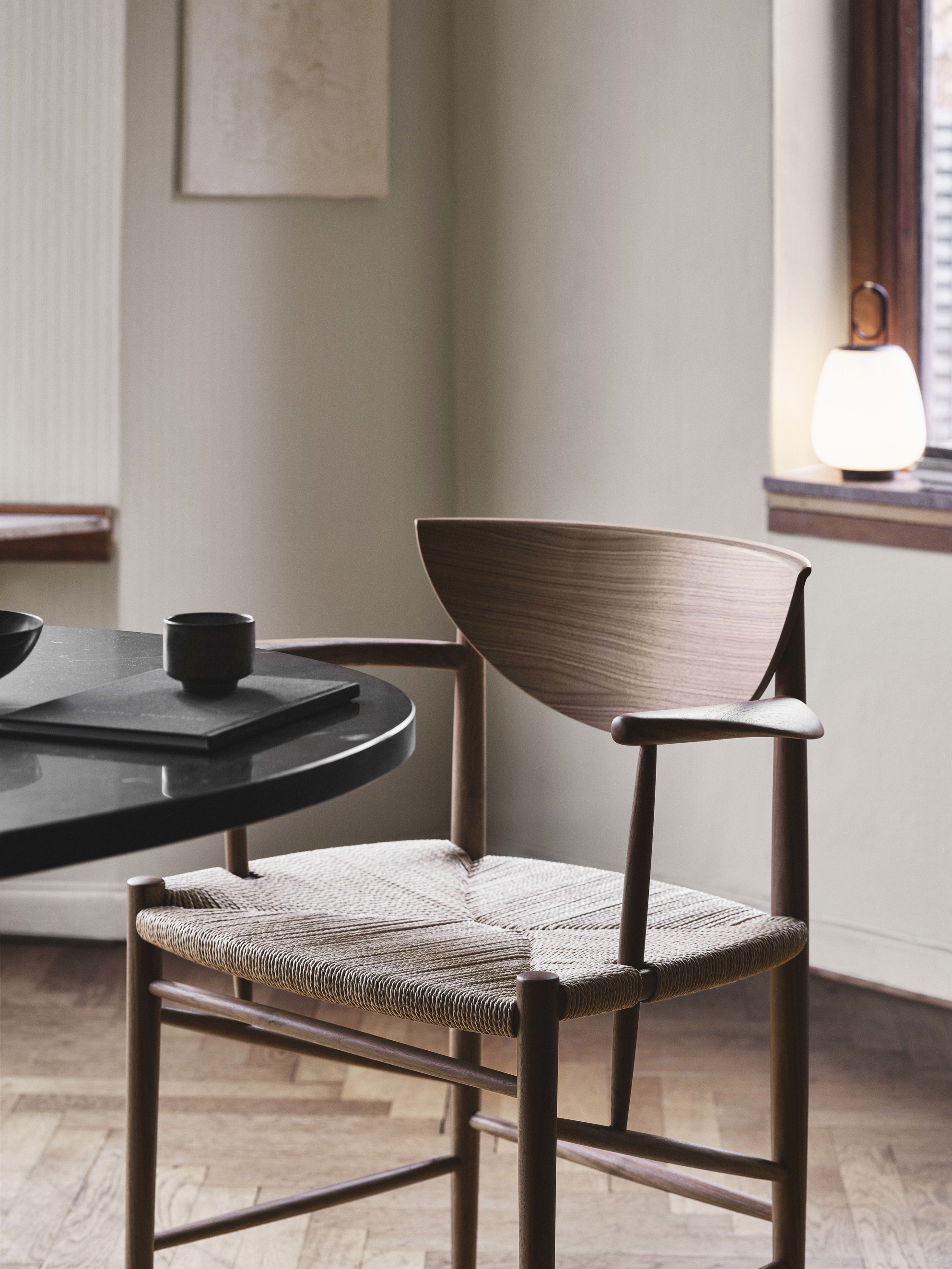Drawn Chair with Armrest HM4